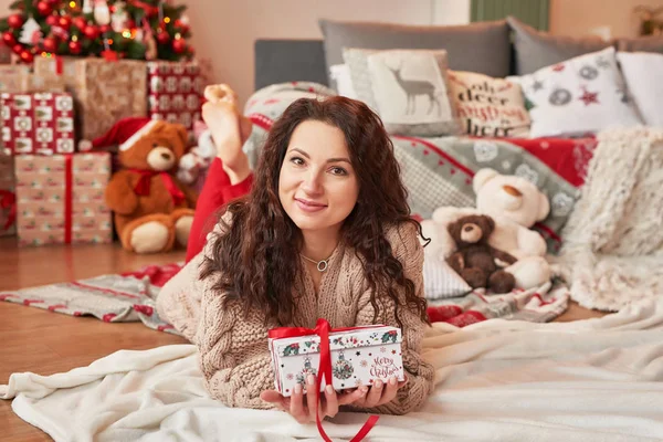 Menina Com Presente Casa Interior Ano Novo — Fotografia de Stock