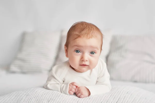 Bébé Mignon Mois Sur Fond Clair — Photo