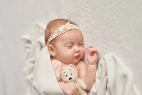 uyuyan bebek hafif bir arka plan üzerinde 3 ay