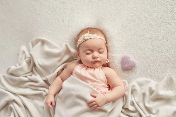 Κοιμάται Μωρό Μηνών Ανοιχτόχρωμο Φόντο — Φωτογραφία Αρχείου