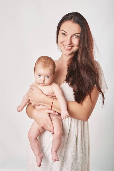 Giovane Madre Con Trucco Naturale Tiene Bambino Tra Braccia Girato — Foto Stock