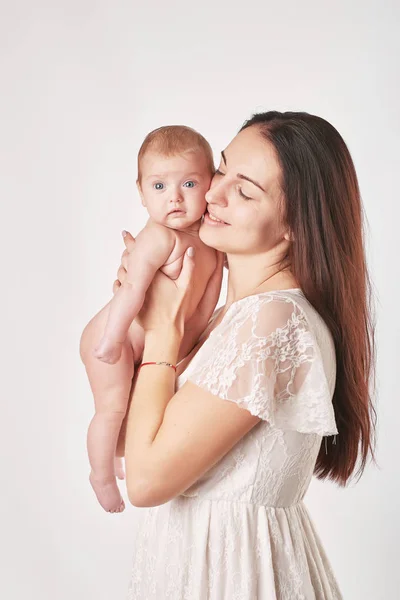 Giovane Madre Con Trucco Naturale Tiene Bambino Tra Braccia Girato — Foto Stock