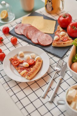 Pizza mozzarella Noel tablo ile