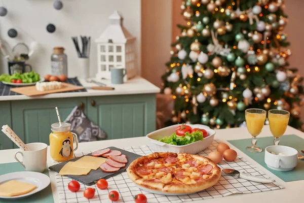 Pizza Com Mussarela Mesa Natal — Fotografia de Stock