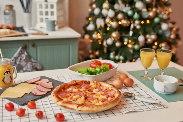 Pizza Mit Mozzarella Auf Dem Weihnachtstisch — Stockfoto