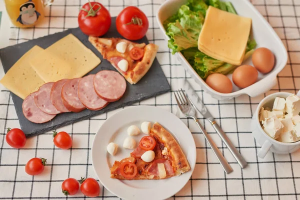 Pizza Com Mussarela Mesa Natal — Fotografia de Stock