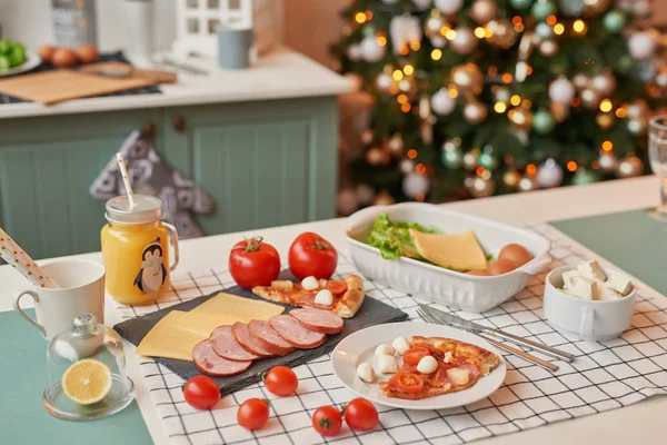 Pizza Mit Mozzarella Auf Dem Weihnachtstisch — Stockfoto