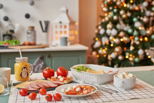 Pizza Com Mussarela Mesa Natal — Fotografia de Stock