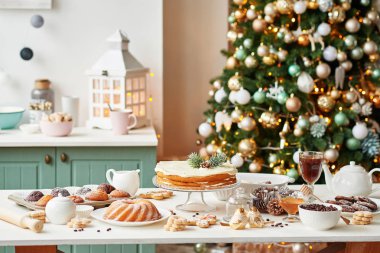 Noel masanın üzerine davranır: cupcake, çıplak kek, kurabiye ve kahve Noel dekorasyonları zemin üzerine bal ile