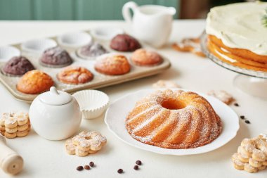 Noel masanın üzerine davranır: cupcake, çıplak kek, kurabiye ve kahve Noel dekorasyonları zemin üzerine bal ile