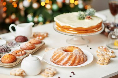 Noel masanın üzerine davranır: cupcake, çıplak kek, kurabiye ve kahve Noel dekorasyonları zemin üzerine bal ile