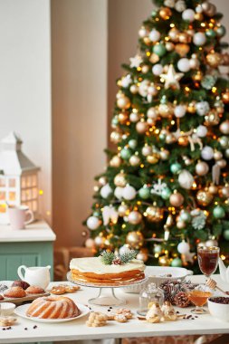 Noel masanın üzerine davranır: cupcake, çıplak kek, kurabiye ve kahve Noel dekorasyonları zemin üzerine bal ile