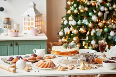 Noel masanın üzerine davranır: cupcake, çıplak kek, kurabiye ve kahve Noel dekorasyonları zemin üzerine bal ile