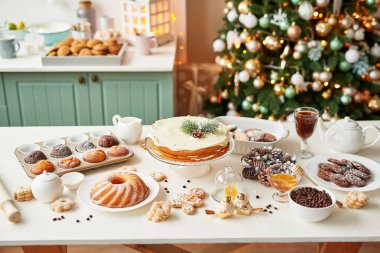 Noel masanın üzerine davranır: cupcake, çıplak kek, kurabiye ve kahve Noel dekorasyonları zemin üzerine bal ile