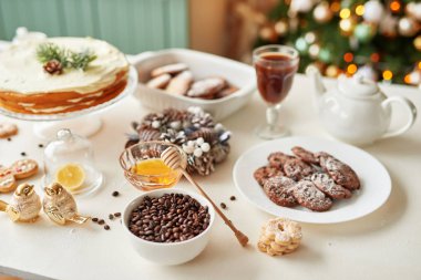 Noel masanın üzerine davranır: cupcake, çıplak kek, kurabiye ve kahve Noel dekorasyonları zemin üzerine bal ile