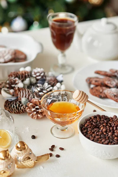 Weihnachtliche Leckereien Auf Dem Tisch Cupcake Nacktkuchen Plätzchen Und Kaffee — Stockfoto