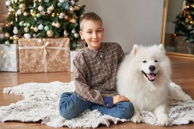 Noel ağacı Noel arka plan üzerinde köpeğe çocukla