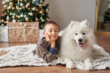 Noel ağacı Noel arka plan üzerinde köpeğe çocukla