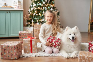 Noel ağacı Noel arka plan üzerinde bir köpeğe kızla