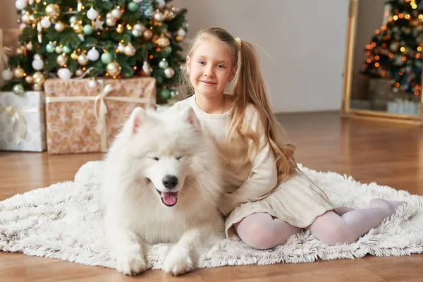 Noel ağacı Noel arka plan üzerinde bir köpeğe kızla