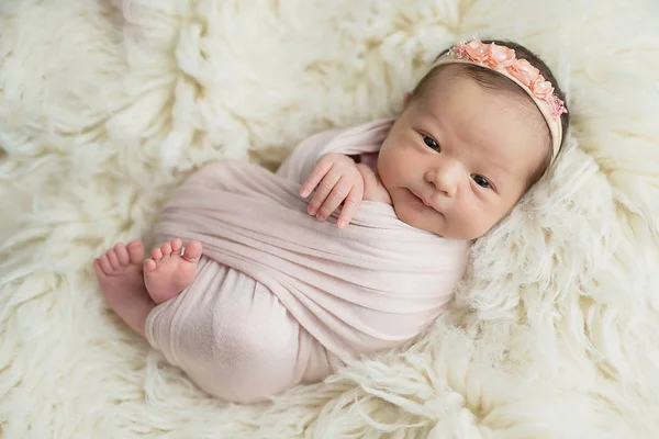 Fotoshoot Voor Een Pasgeboren Meisje — Stockfoto