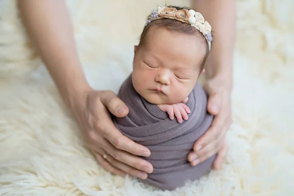 Fotoshoot Voor Een Pasgeboren Meisje — Stockfoto