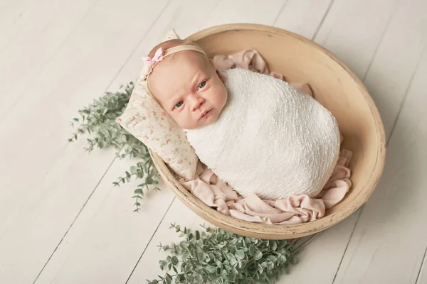 Pasgeboren Meisje Een Witte Achtergrond — Stockfoto