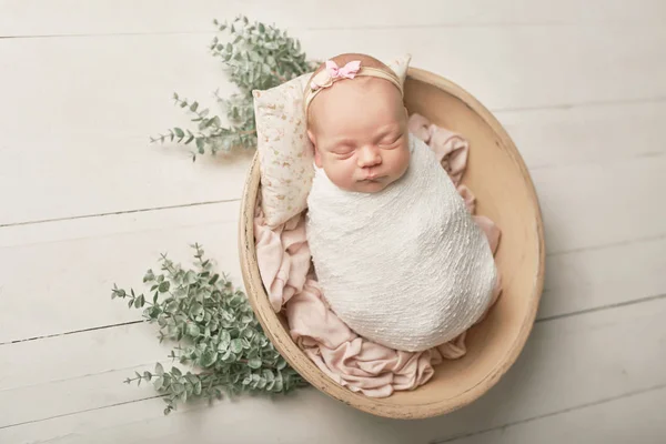 Νεογέννητο Κοριτσάκι Λευκό Φόντο — Φωτογραφία Αρχείου