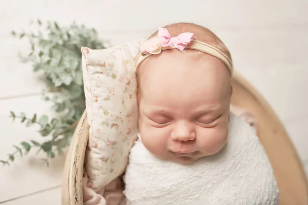 Beyaz Bir Arka Plan Üzerinde Yeni Doğan Kız — Stok fotoğraf