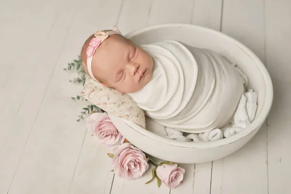 Νεογέννητο Κοριτσάκι Λευκό Φόντο — Φωτογραφία Αρχείου