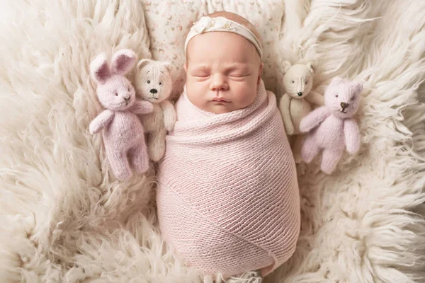 Pasgeboren Meisje Een Witte Achtergrond — Stockfoto