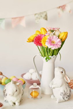 Paskalya kek, yumurta ve masaya taze çiçek tavşanlarla mutfak Paskalya için dekore edilmiştir