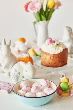 Paskalya kek, yumurta ve masaya taze çiçek tavşanlarla mutfak Paskalya için dekore edilmiştir