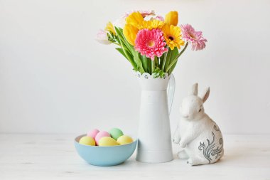 Paskalya kek, yumurta ve masaya taze çiçek tavşanlarla mutfak Paskalya için dekore edilmiştir