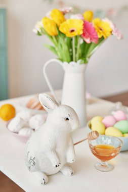 Paskalya kek, yumurta ve masaya taze çiçek tavşanlarla mutfak Paskalya için dekore edilmiştir