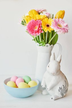 Paskalya kek, yumurta ve masaya taze çiçek tavşanlarla mutfak Paskalya için dekore edilmiştir