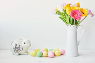 Paskalya kek, yumurta ve masaya taze çiçek tavşanlarla mutfak Paskalya için dekore edilmiştir