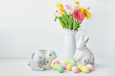 Paskalya kek, yumurta ve masaya taze çiçek tavşanlarla mutfak Paskalya için dekore edilmiştir