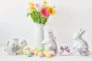 Paskalya kek, yumurta ve masaya taze çiçek tavşanlarla mutfak Paskalya için dekore edilmiştir
