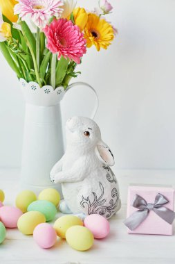 Paskalya kek, yumurta ve masaya taze çiçek tavşanlarla mutfak Paskalya için dekore edilmiştir