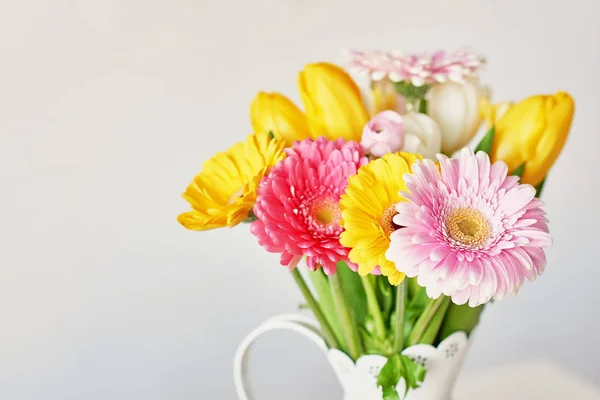 Buquê Primavera Tulipas Gerberas Vaso Sobre Mesa Mesa — Fotografia de Stock