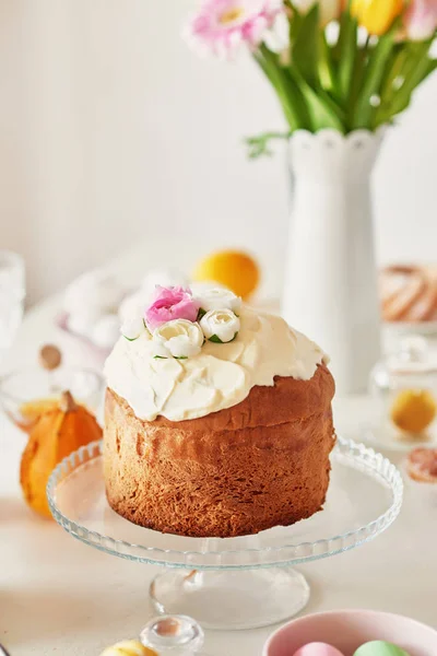 Bolo Páscoa Ovos Coelhos Com Flores Frescas Mesa Cozinha Decorada — Fotografia de Stock