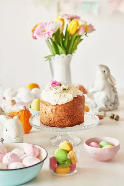 Osterkuchen Eier Und Hasen Mit Frischen Blumen Auf Dem Tisch — Stockfoto