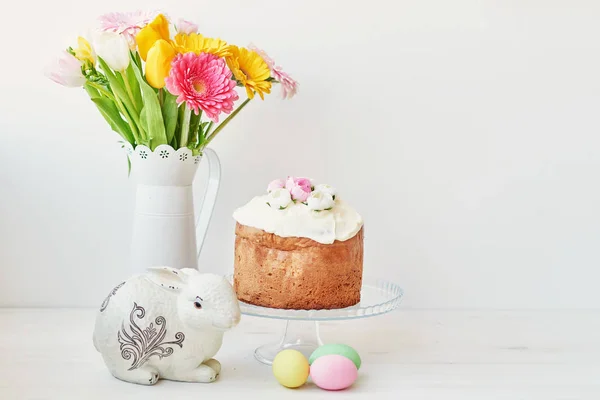 부활절 케이크 계란과 테이블에 신선한 부활절을 — 스톡 사진