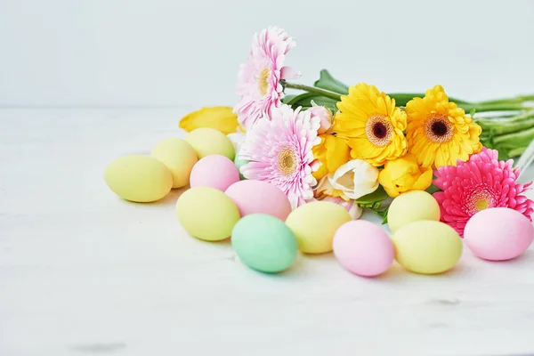 Пасхальний Торт Яйця Кролики Свіжими Квітами Столі Кухня Прикрашена Великдень — стокове фото