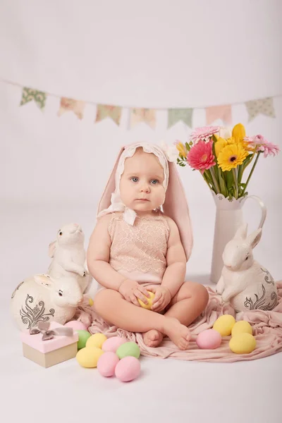 Bebê Páscoa Terno Fundo Leve Pequena Menina Bonito Com Coelhos — Fotografia de Stock