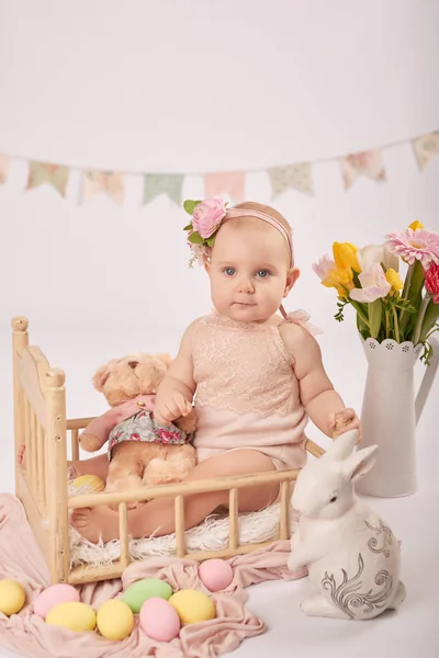 Wielkanocne Baby Garniturze Jasnym Tle Mało Słodkie Dziewczyny Królików Jaj — Zdjęcie stockowe