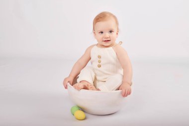 hafif bir arka plan üzerinde şirin yürümeye başlayan çocuk