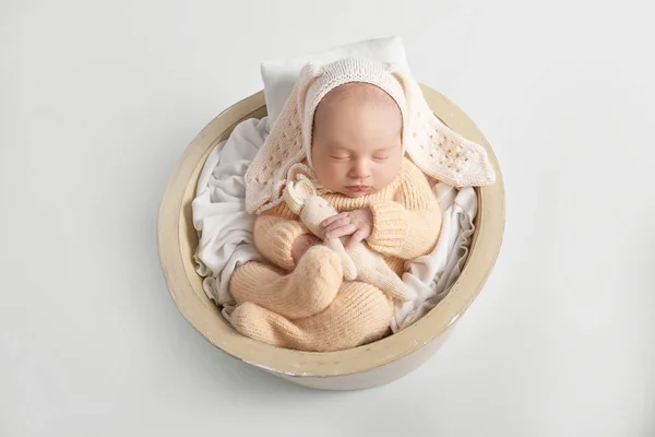 Новорожденный Мальчик Белом Фоне — стоковое фото
