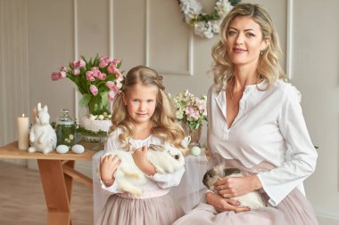 Anne ve kızı ile Paskalya masada tavşan